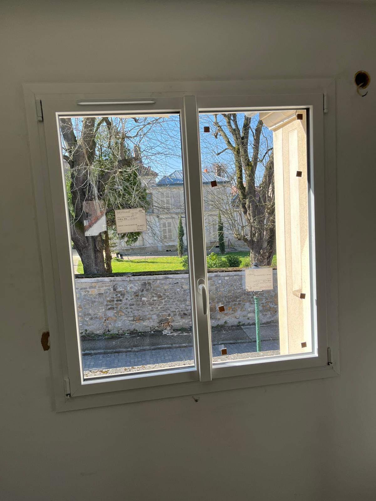 Fenêtre coulissante en aluminium noir avec grande baie vitrée offrant une vue panoramique